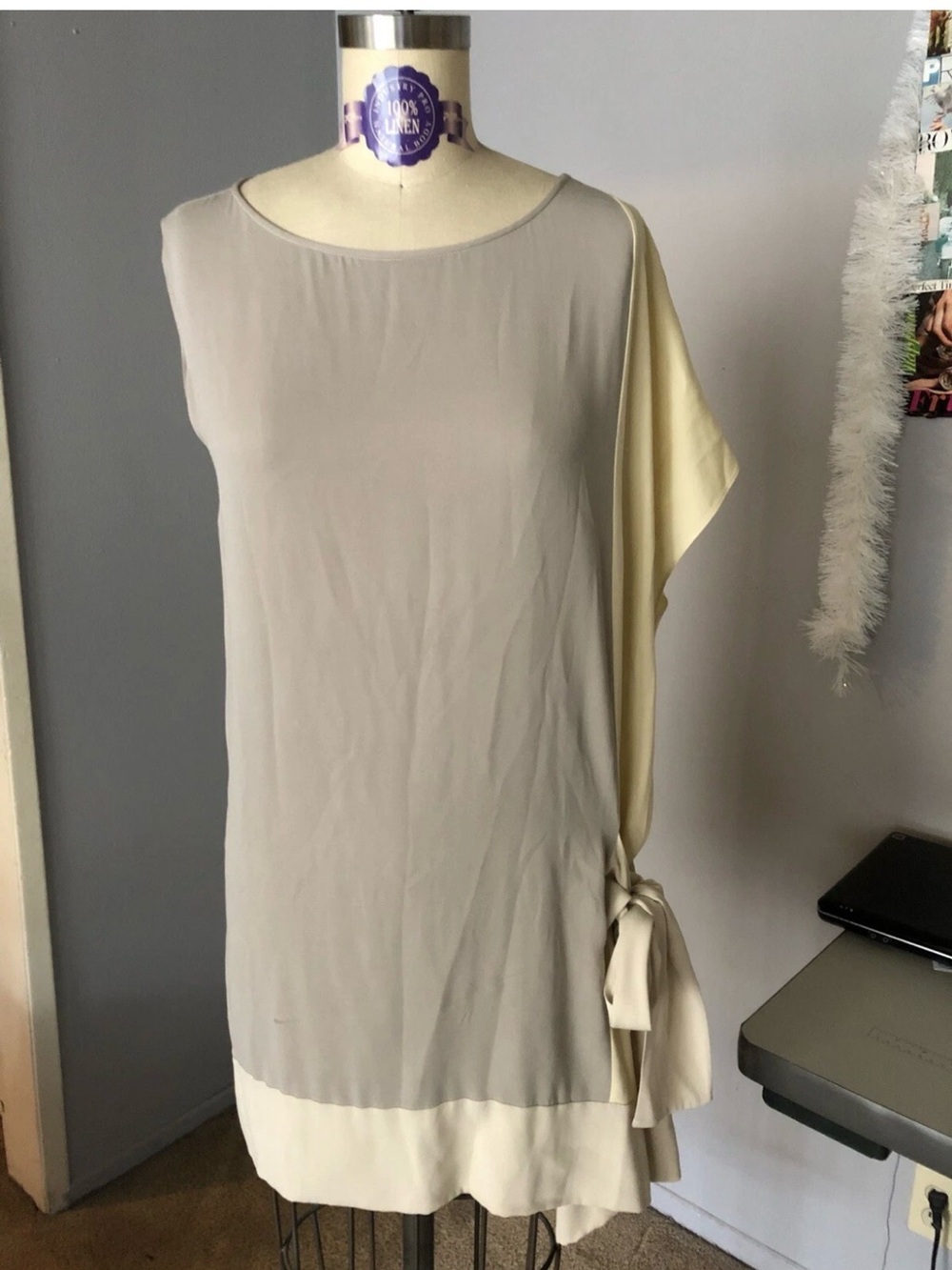 Rozae Nichols Two-Tone One-Shoulder Shift Dress in Light Gray and Cream